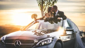 Pareja de casados entrando con el vehiculo