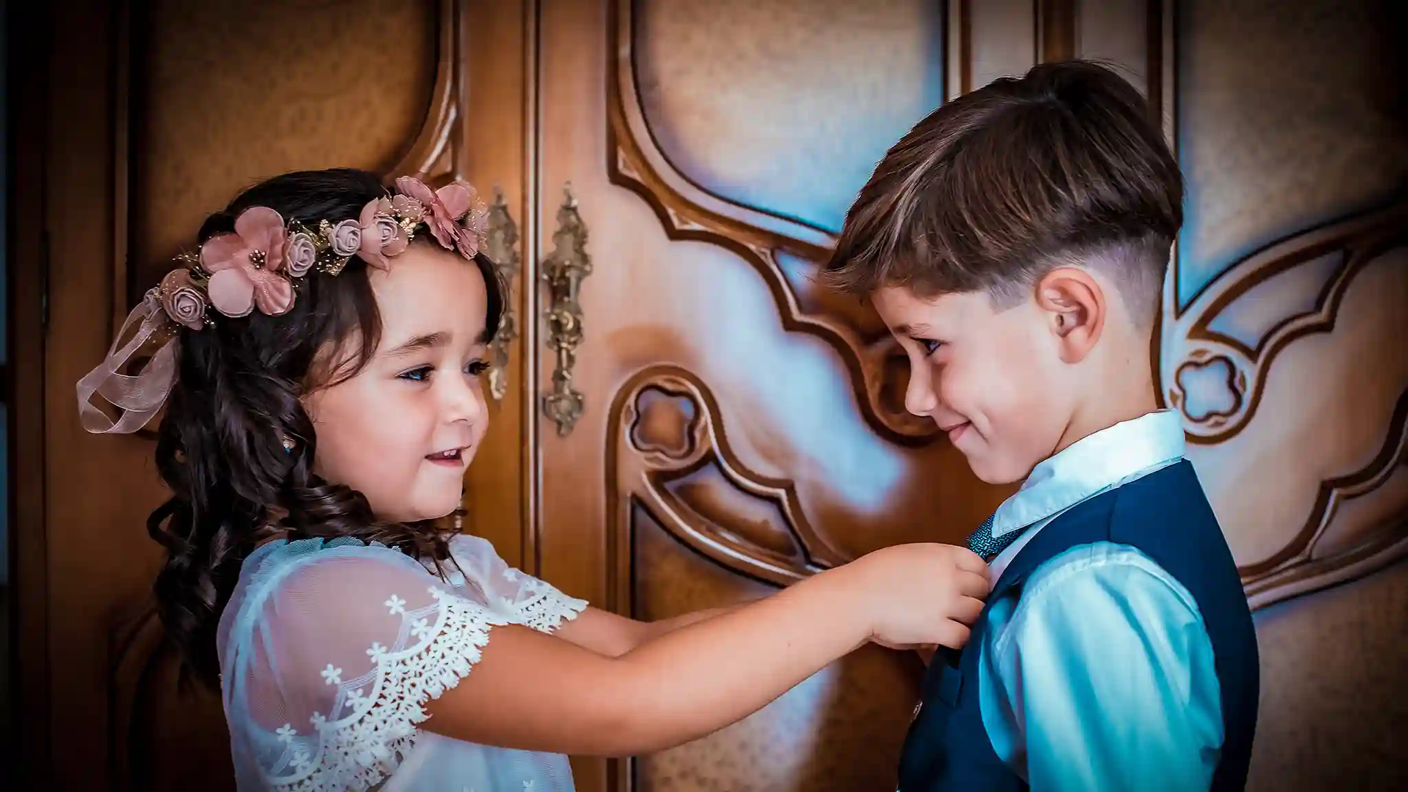 imagen de dos niños preparanose para la boda