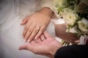 pareja cogida de la mano en la ceremonia