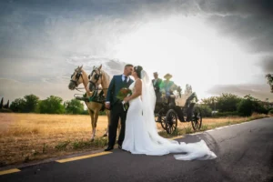 novios con carruaje de caballos