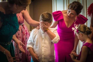 imagen de un niño emocionado