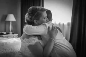 abrazo de la novia con su hijo