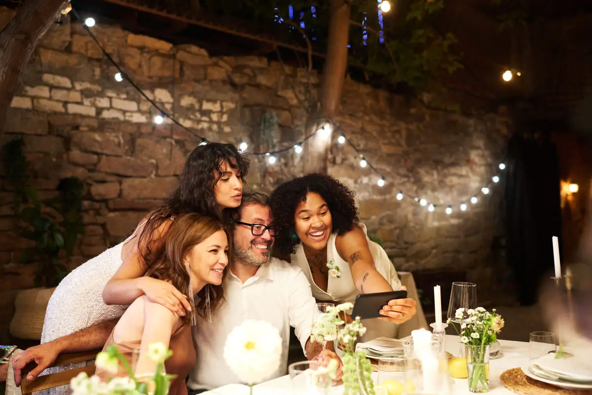 5 ideas para mostrar vídeos de boda originales el día de la boda